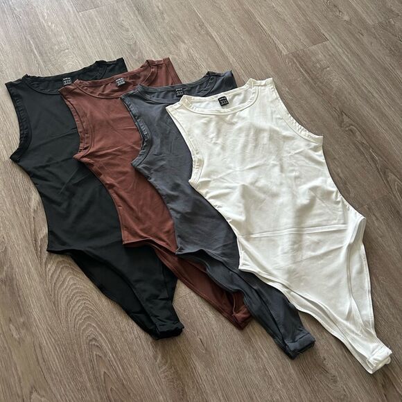 4 Pack SHEIN Bodysuits - Picture 5 of 8